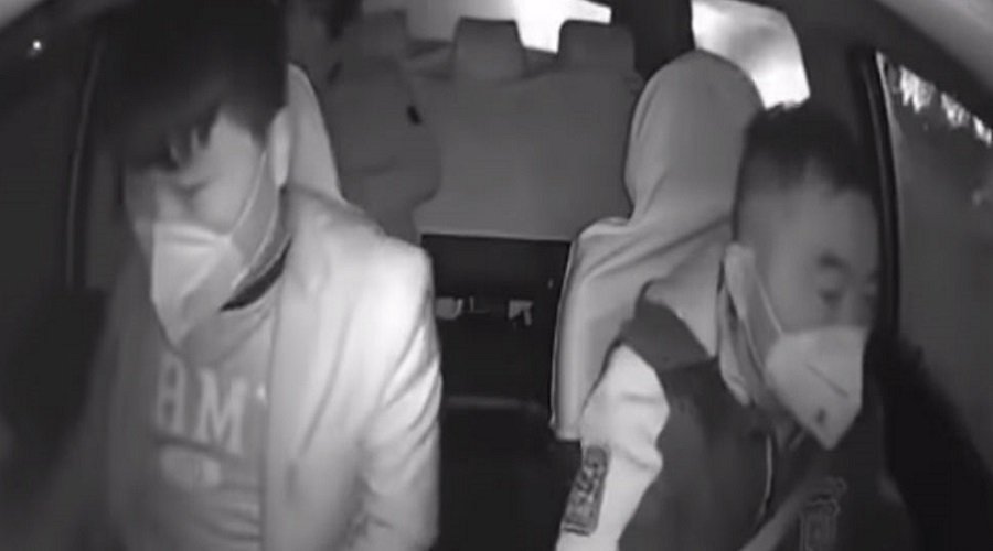 بالفيديو.. سائق تاكسي يطرد راكبا بسبب فيروس كورونا