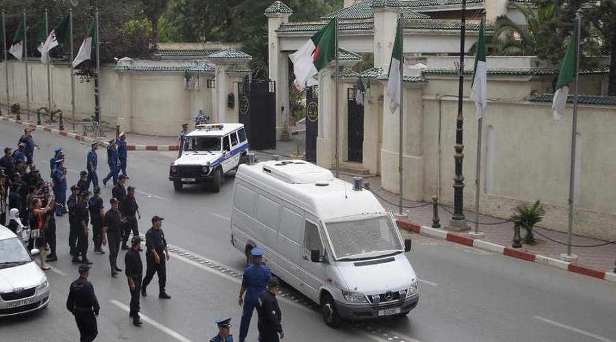 احتجاز وزيرين جزائريين سابقين بتهم فساد