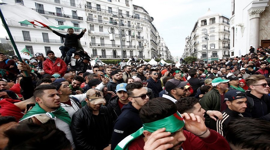 آلاف الجزائريين يتوافدون وسط العاصمة لمطالبة بوتفليقة بالتنحي