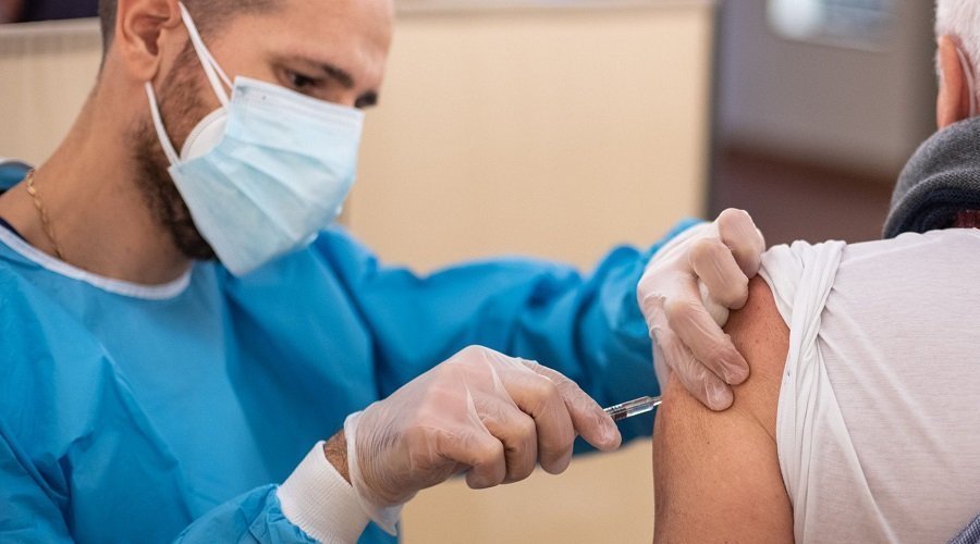 خبراء يكشفون مدى فعالية اللقاحات الحالية ضد سلالة كورونا الجديدة