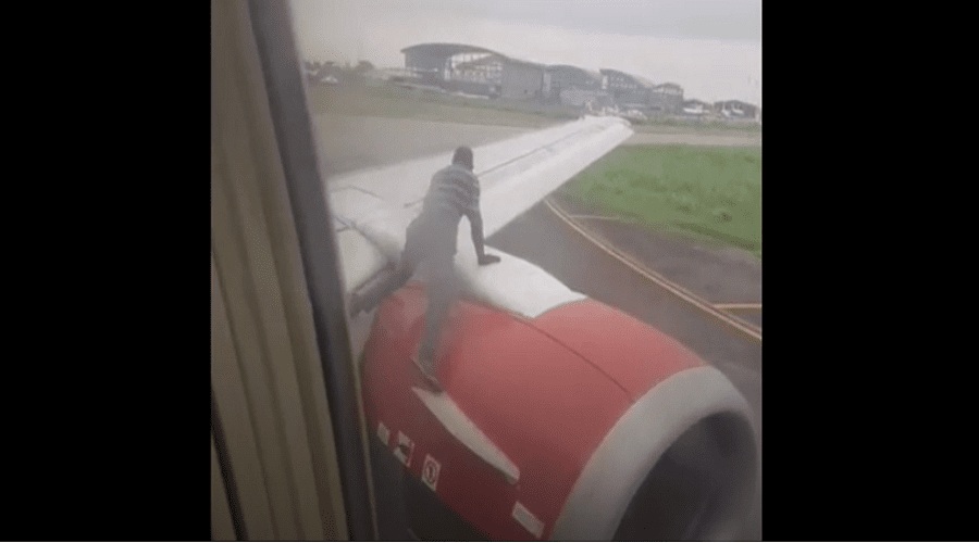 بالفيديو.. رجل يتسلق جناح طائرة قبل إقلاعها بلحظات
