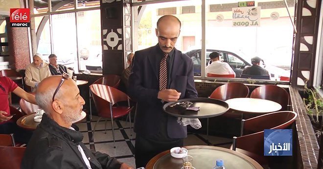 فيديو..نادلو المقاهي و المطاعم ينتفضون ضد "الحكرة" و يطالبون بحقوقهم