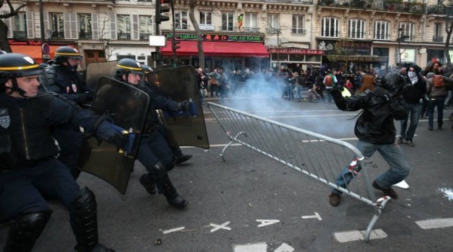 بالفيديو.. مواجهات بين الشرطة الفرنسية ومحتجين على هامش قمة مجموعة السبع