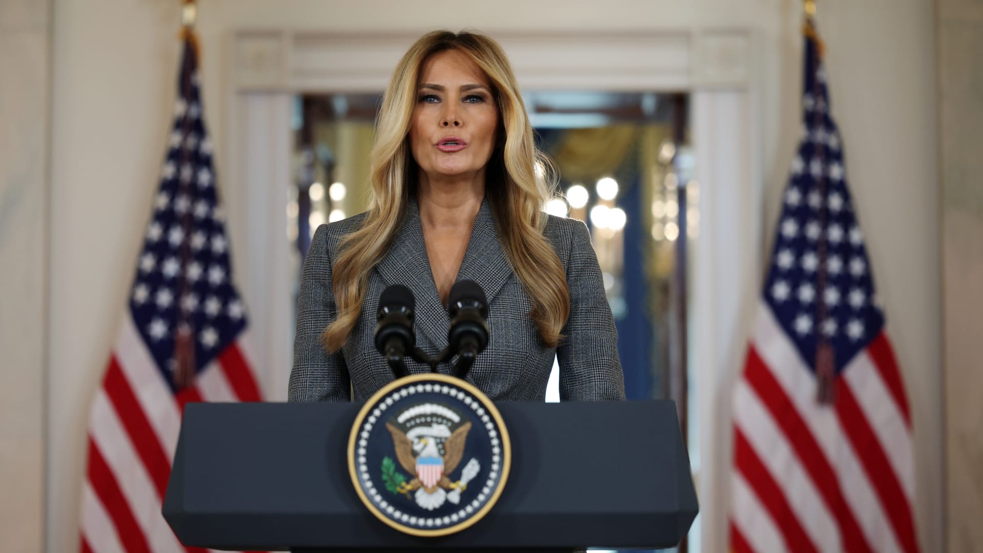 ميلانيا ترامب تنفي علاقتها بإبستين وتدعو الكونغرس إلى عقد جلسة استماع علنية للناجين من انتهاكات هذا الأخير 