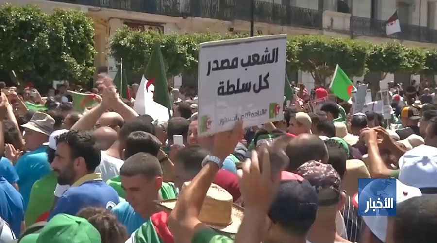 تظاهر مئات الطلاب رافضا للانتخابات الرئاسية في الجزائر