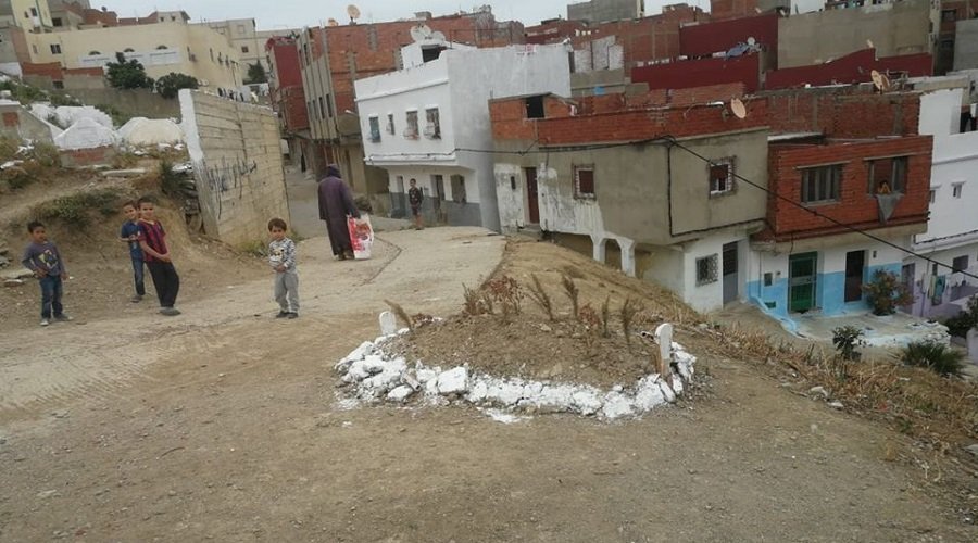 انتابهم الذعر.. سكان يستفيقون على قبر قبالة منازلهم بطنجة