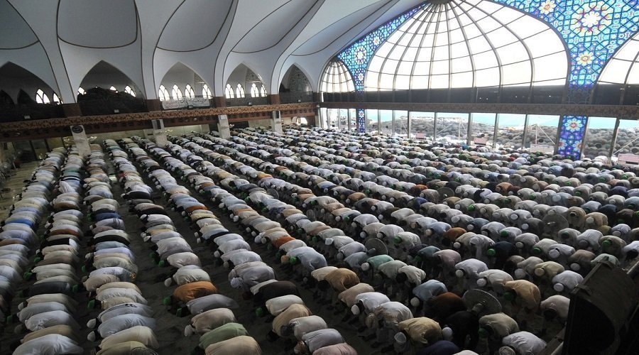 الاتحاد العالمي لعلماء المسلمين يدعو لوقف صلاة الجماعة بالمساجد