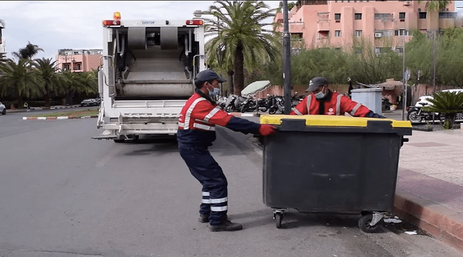 احتجاجات عمال النظافة تهدد بإغراق مراكش في الأزبال