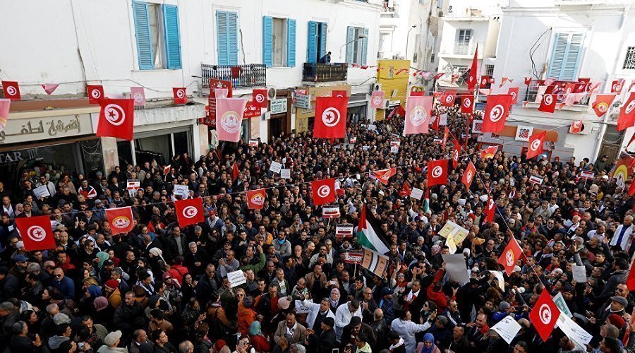 الحكومة التونسية ترضخ لمطالب المحتجين وتقرر زيادة الأجور