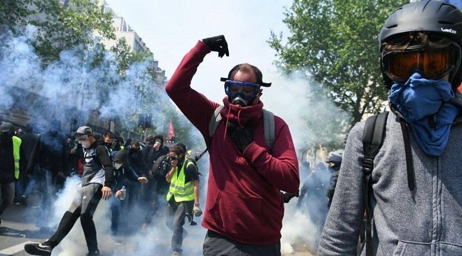 الشرطة الفرنسية تطلق قنابل الغاز وتعتقل عشرات المحتجين في "عيد العمال"