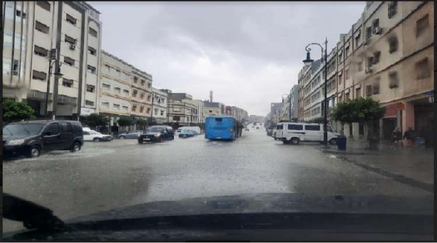 عاصفة رعدية قوية تغرق شوارع بطنجة