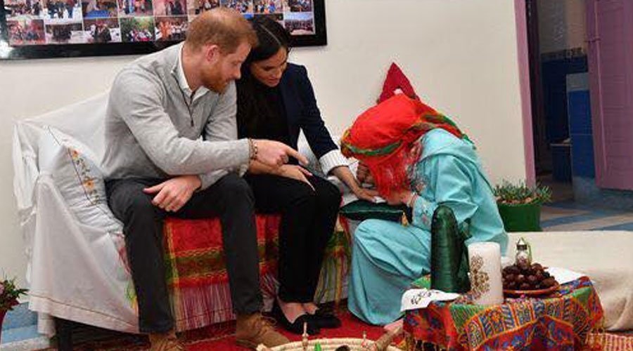 بالصور.. الأمير هاري وزوجته يزوران قرية أسني وميغان تنقش يدها بالحناء