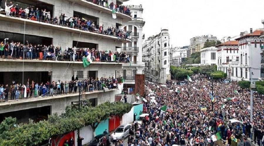 الجزائريون ينزلون للشارع رفضا لتمديد حكم بوتفليقة