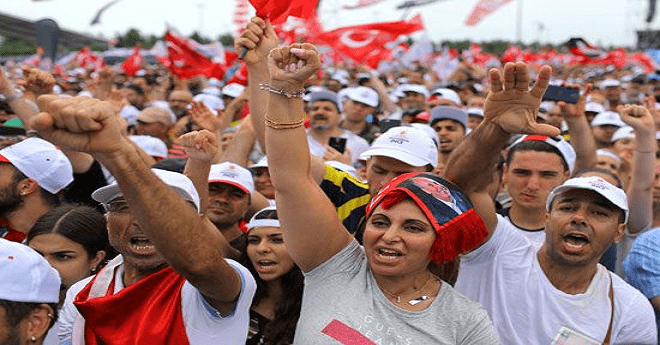 الناخبون الأتراك يصوتون في "أشرس" انتخابات رئاسية بالبلاد