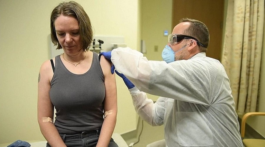 بالفيديو.. حقن متطوعة بالجرعة الأولى من اللقاح التجريبي لكورونا