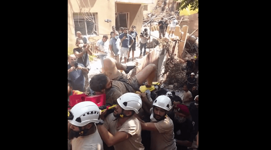 بالفيديو.. لحظة انتشال شخص حيا من تحت الأنقاض بعد انفجار بيروت