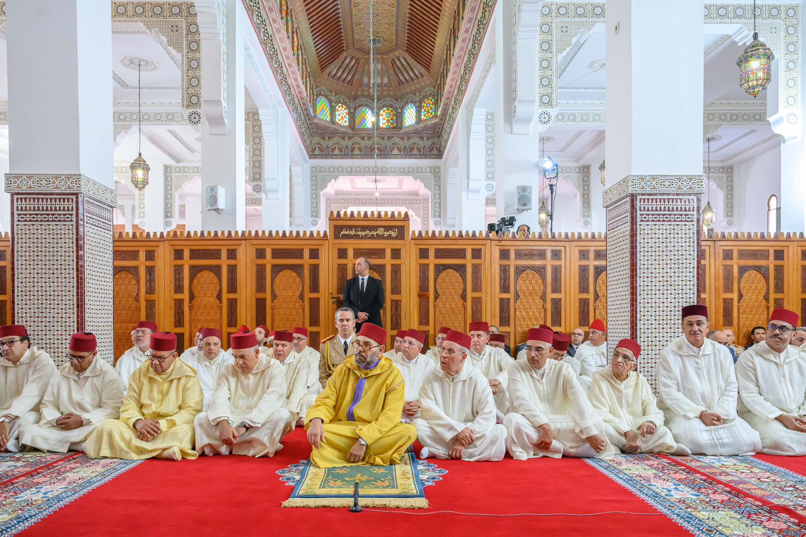 أمير المؤمنين الملك محمد السادس يؤدي صلاة الجمعة بمسجد الهادي بسلا