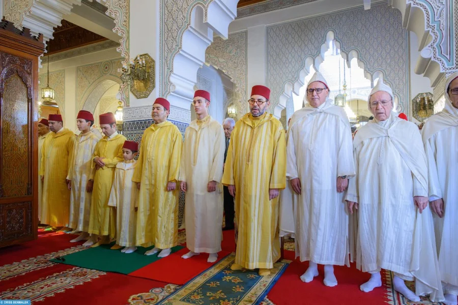 أمير المؤمنين يؤدي صلاة عيد الفطر بمسجد أهل فاس بالرباط ويتقبل تهاني العيد