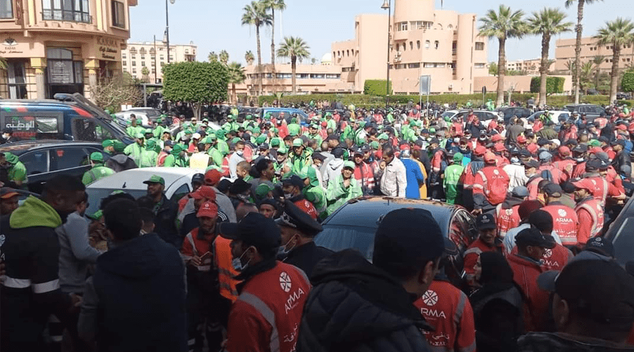عمال النظافة يحتجون خلال انعقاد المجلس الجماعي لمراكش