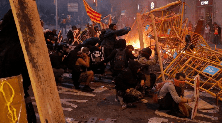 كتالونيا..  182 مصابا و83 معتقلا والخسائر تتجاوز 2 مليون يورو