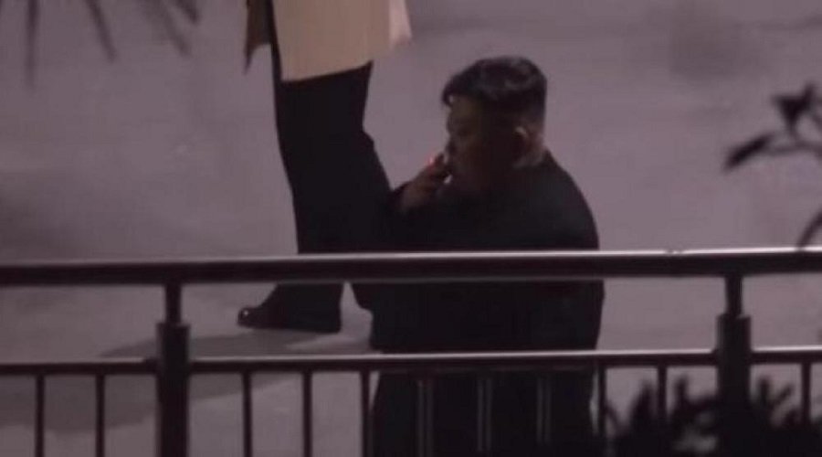 في طريقه للقاء ترامب.. زعيم كوريا الشمالية يوقف القطار لتدخين سيجارة (فيديو)