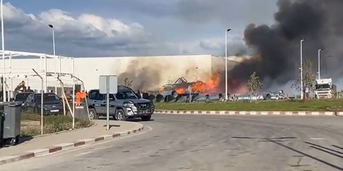 حريق مهول بمعمل صيني للعجلات بالمدينة الجديدة "طنجة تيك"