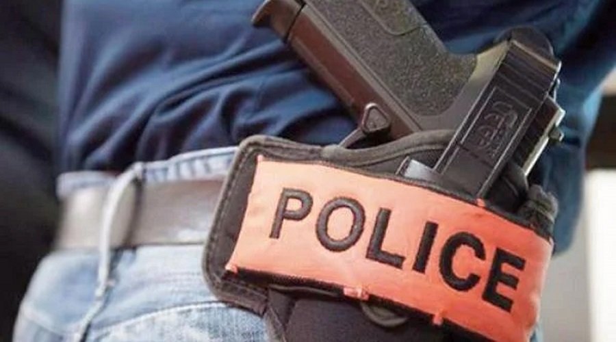 ضابط أمن يشهر سلاحه لتوقيف شخص هدد بالسلاح الأبيض مستخدمي وكالة بنكية