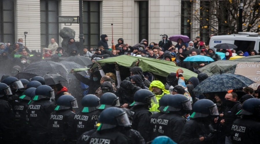 مظاهرات ضد قيود كورونا بألمانيا والشرطة تستعين بخراطيم المياه