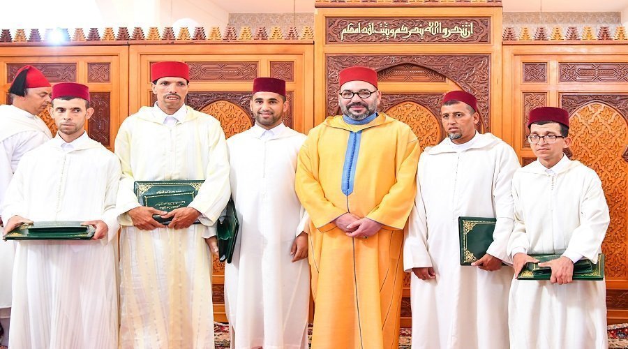 الملك يسلم جائزة "محمد السادس" للمتفوقين في برنامج محاربة الأمية بالمساجد