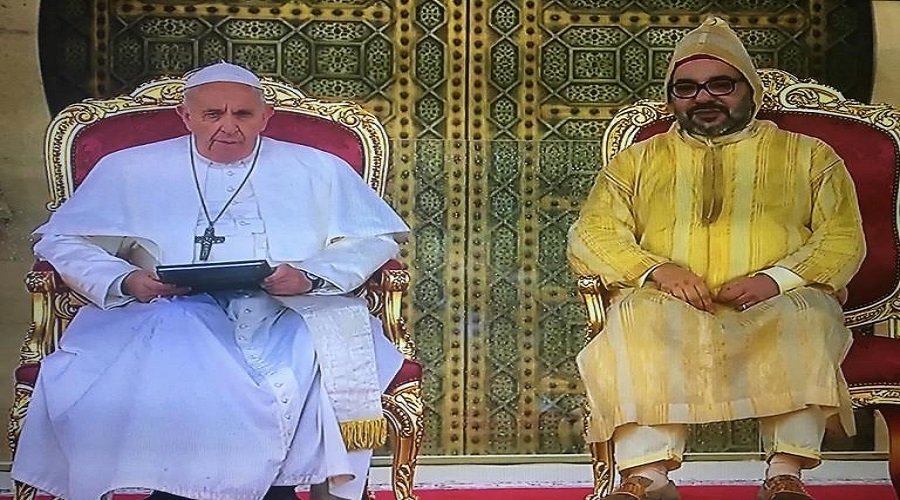 بالصور.. الملك والبابا يلقيان خطابا أمام عشرات الآلاف بباحة مسجد حسان