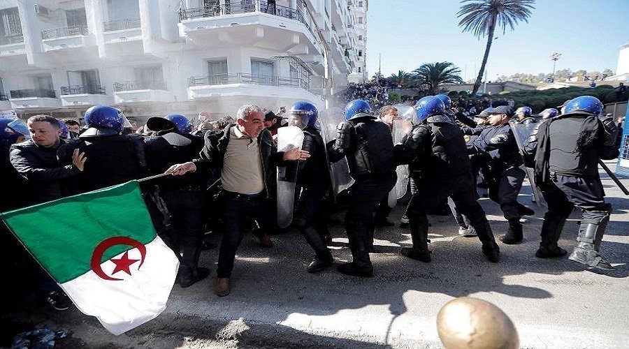 احتجاجات الجزائر تشتعل والشرطة تستخدم مدافع المياه وقنابل الغاز