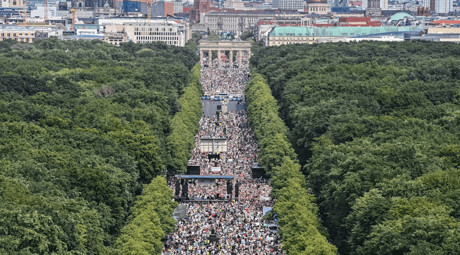 الآلاف يتظاهرون ضد تدابير كورونا في برلين