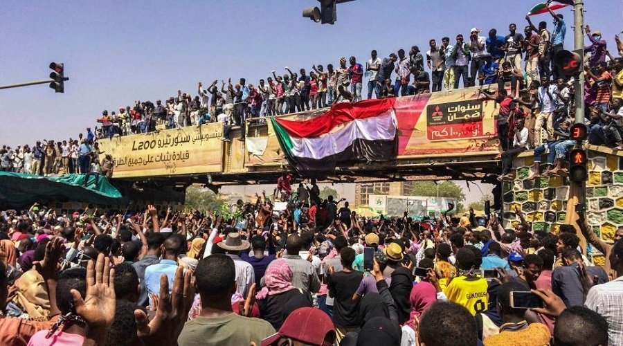 بعد الإطاحة بالبشير.. المجلس العسكري السوداني يلتقي بـ "القوى السياسية"