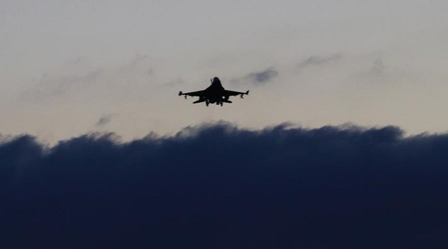الطيران الحربي الإسرائيلي يقصف عددا من المواقع بقطاع غزة