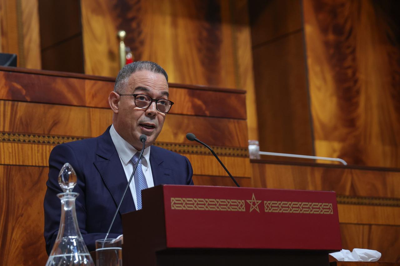 لقجع يعلن إجراءات في قانون المالية لتخفيض الأسعار وإعفاء 87% من الأجراء من الضريبة على الدخل