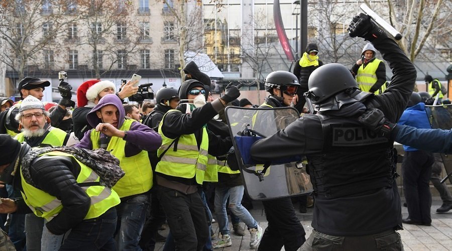 الشرطة الفرنسية تعتقل العشرات من متظاهري السترات الصفراء