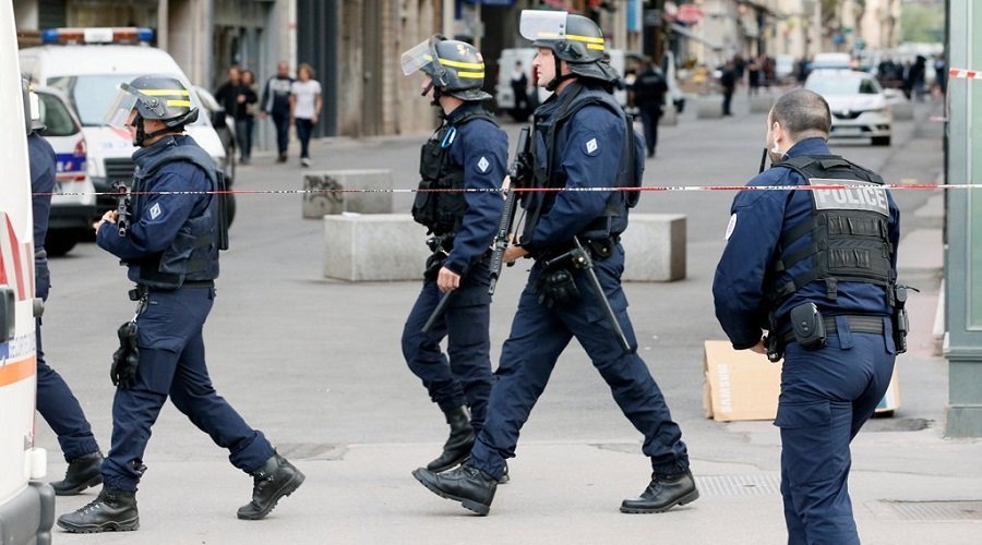 السلطات الفرنسية تعتقل 3 مشتبه بهم في تفجير طرد مفخخ بمدينة ليون