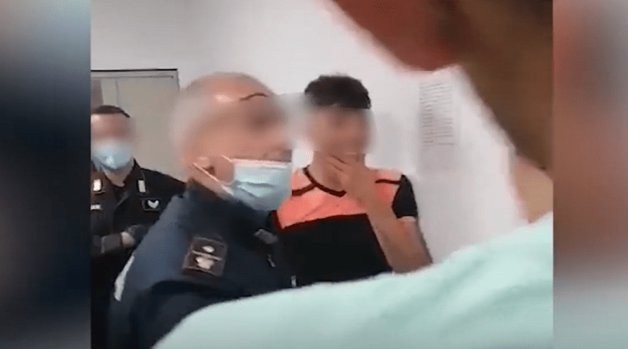 بالفيديو.. شرطي إيطالي يجبر مهاجرَيْن عربيين على صفع بعضهما