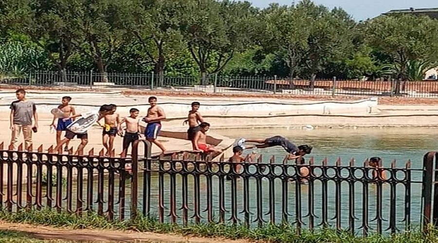 صور لأطفال يسبحون في بحيرة ملوثة بالبيضاء تخلق الجدل