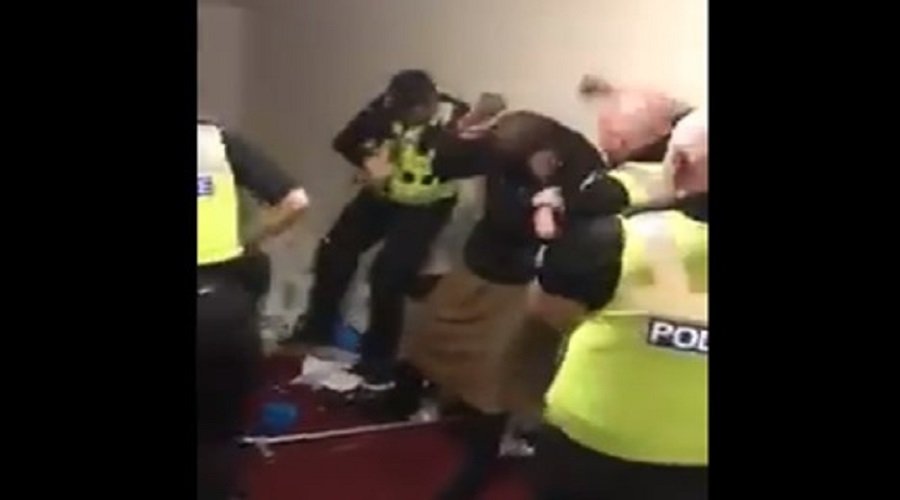 الشرطة البريطانية تحقق في اعتداء عناصرها على رجل مسلم (فيديو)