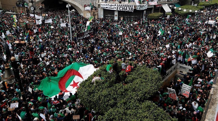 آلاف المتظاهرين الجزائريين يطالبون برحيل النظام القائم ومحاكمة "رموز الفساد"