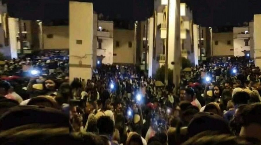 المئات يخرقون الطوارئ للاحتفال بـ"بوجلود" في أكادير