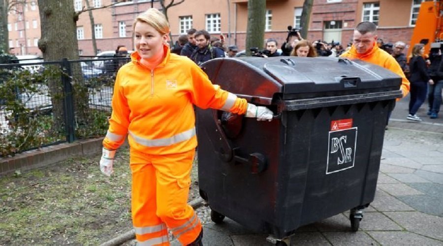 في اليوم العالمي للمرأة.. وزيرة ألمانية تجمع القمامة من المنازل