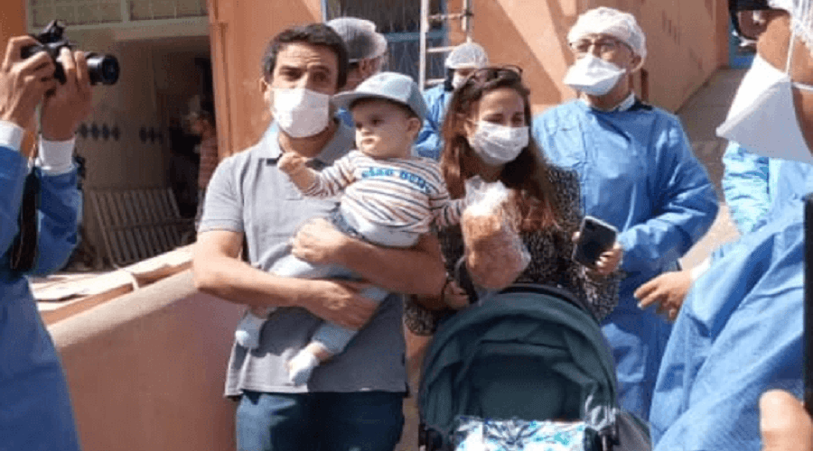 أول مصاب بكورونا في مراكش يغادر المستشفى رفقة أفراد عائلته (صور)