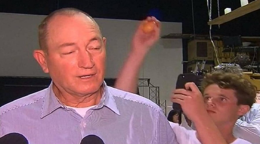 بالفيديو.. شاب يكسر بيضة على رأس السيناتور الأسترالي "العنصري"