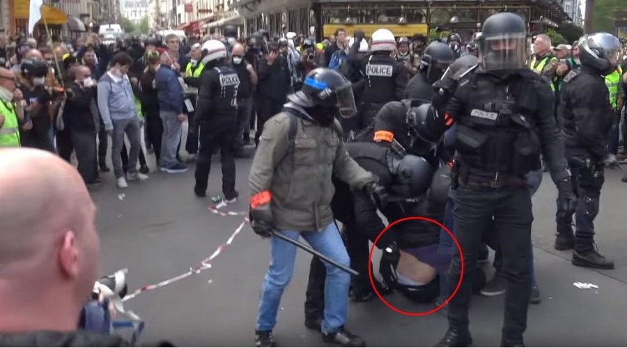 بالفيديو.. التحقيق مع شرطي فرنسي حاول هتك عرض أحد المتظاهرين