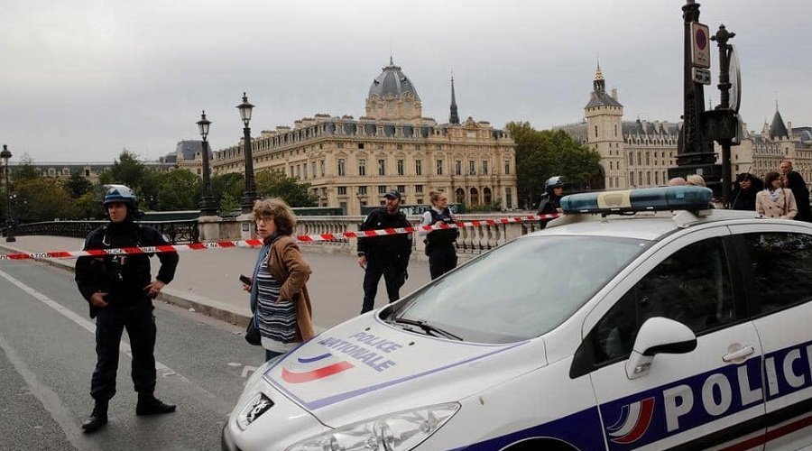 مقتل أربعة رجال أمن فرنسيين في هجوم بسكين على مقر شرطة