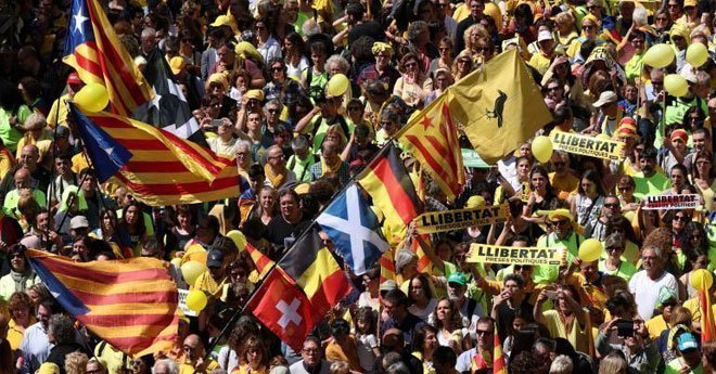 فيديو .. مظاهرات في مدينة برشلونة دعما لزعماء انفصاليين مسجونين