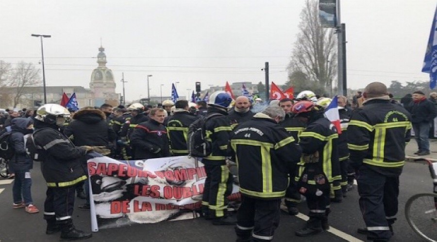 إضراب فرنسا يتطور لأعمال شغب والشرطة تعتقل العشرات