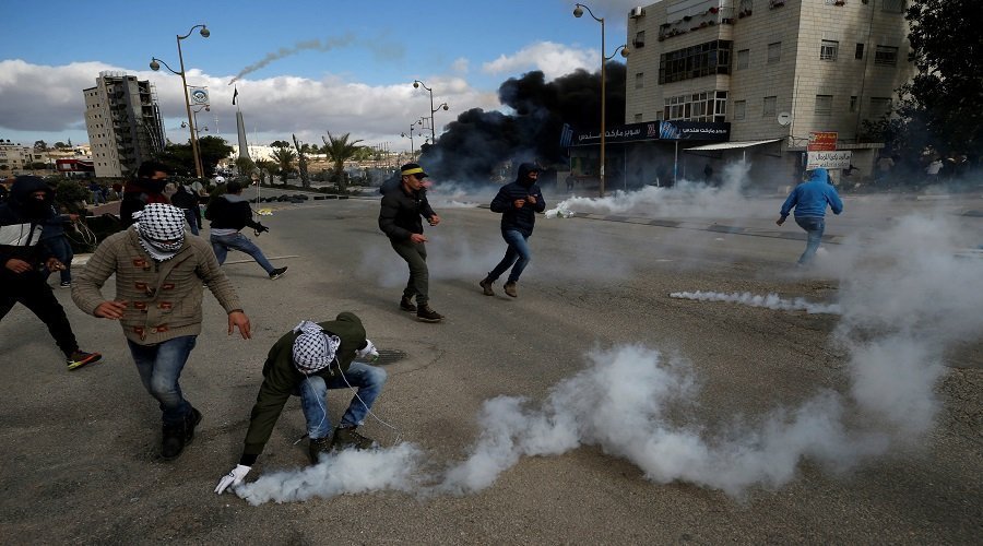 إصابة عشرات الفلسطينيين بحالات اختناق في مواجهات مع جيش الاحتلال